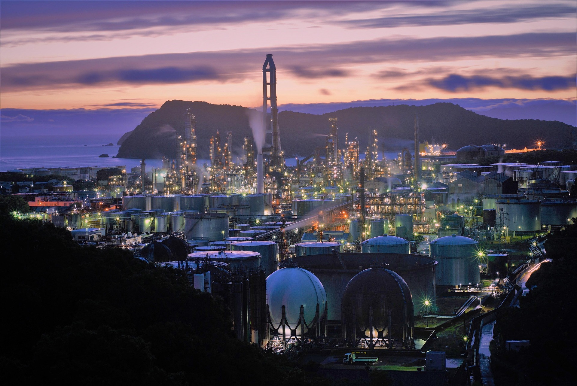 Photo of a study hall with wooden tables and chairs.